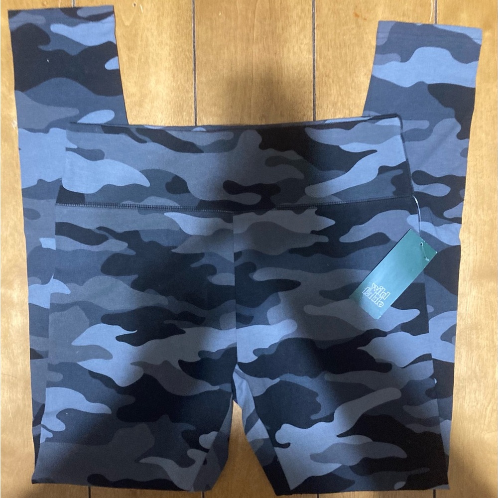 NWT Wild Fable Size Medium Black  Camouflage Active Leggings